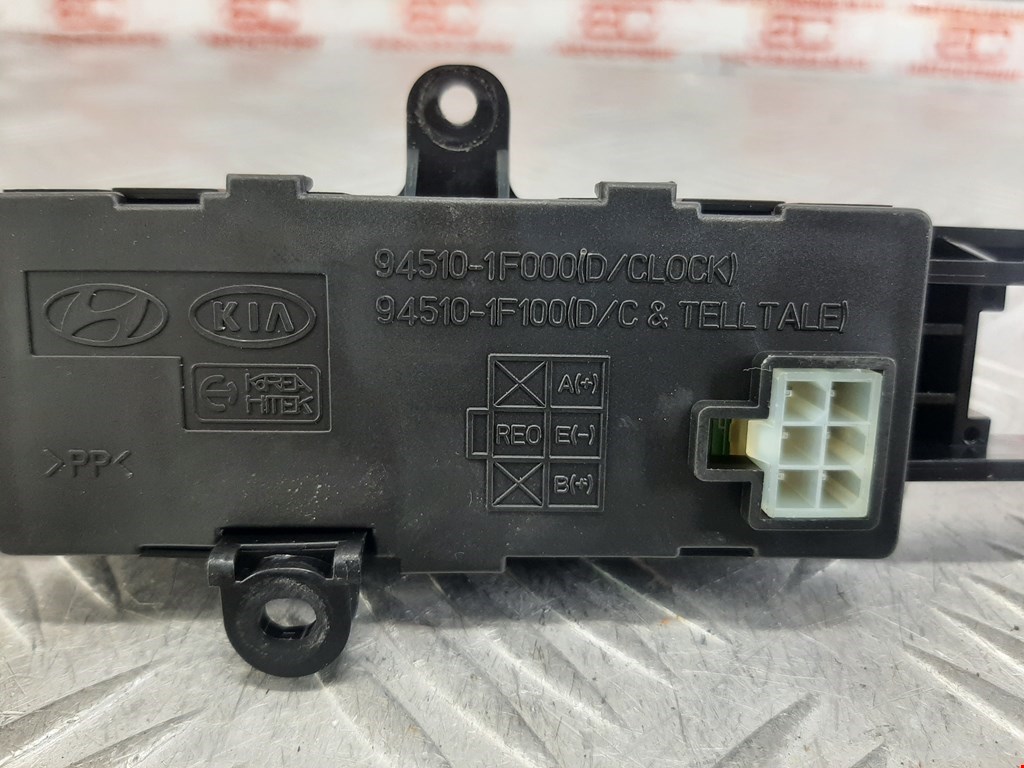 Часы KIA Sportage II 2004-2010