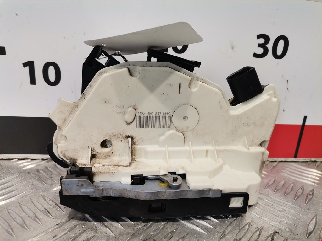 Замок двери передней левой SKODA Superb 2008-2015