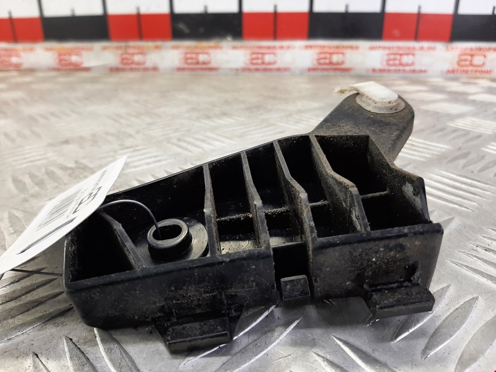 Кронштейн (крепление) заднего бампера левый Lexus RX 2 (XU30) (2003-2009)