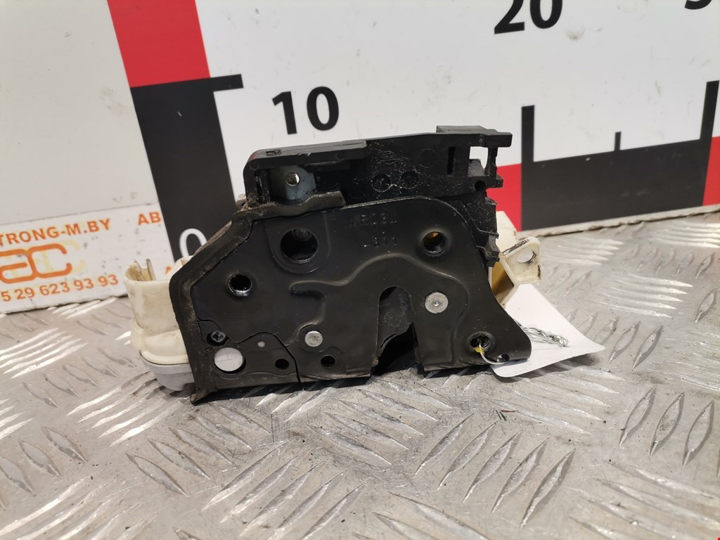 Замок двери передней правой VOLKSWAGEN Passat B7 2011-2015