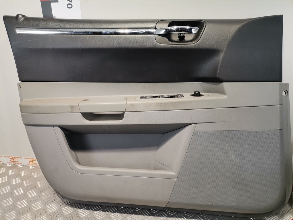 Обшивка двери передняя левая CHRYSLER 300 C 2004-2010