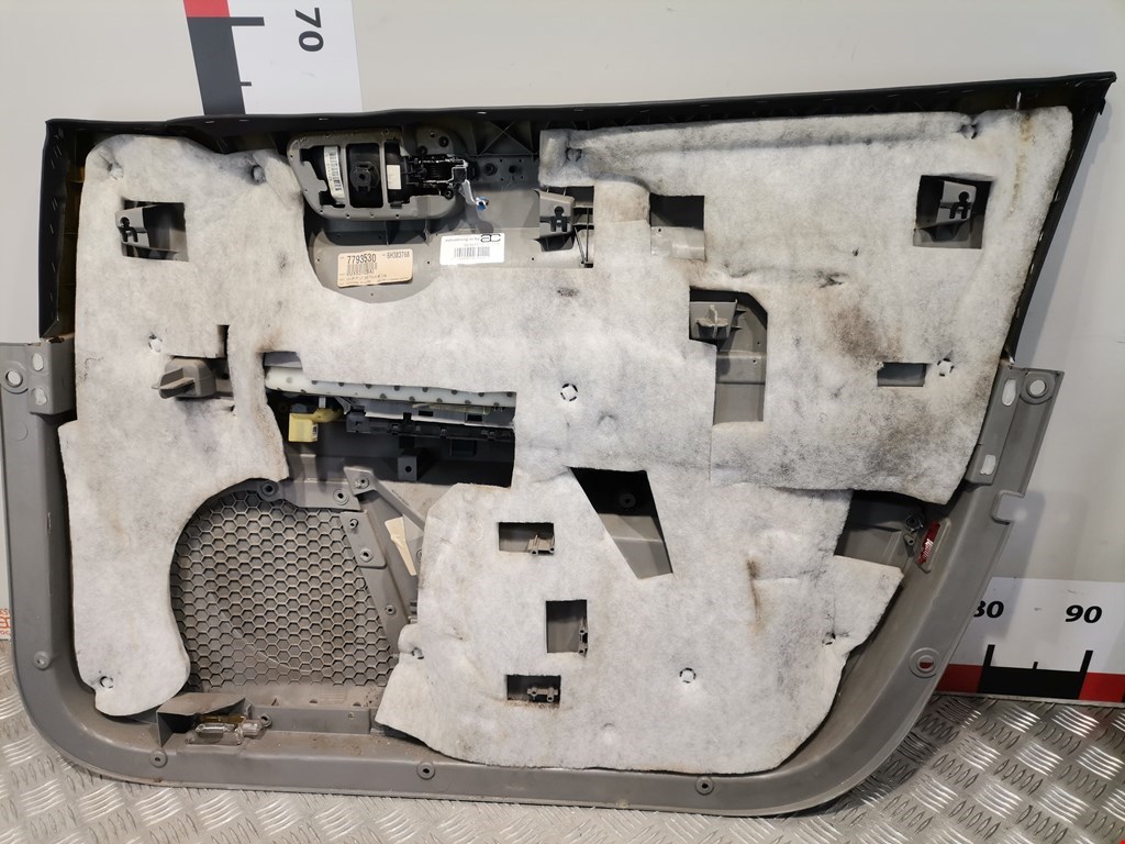 Обшивка двери передняя левая CHRYSLER 300 C 2004-2010