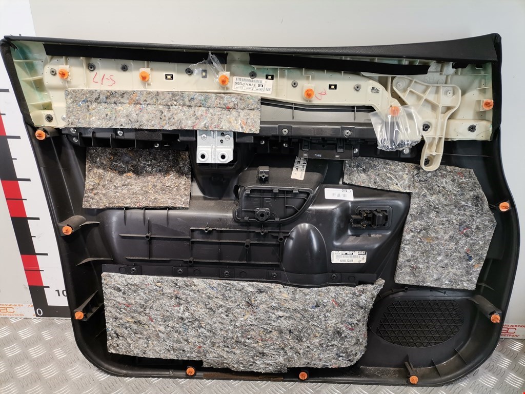 Обшивка двери передняя правая NISSAN Armada 2003-2016