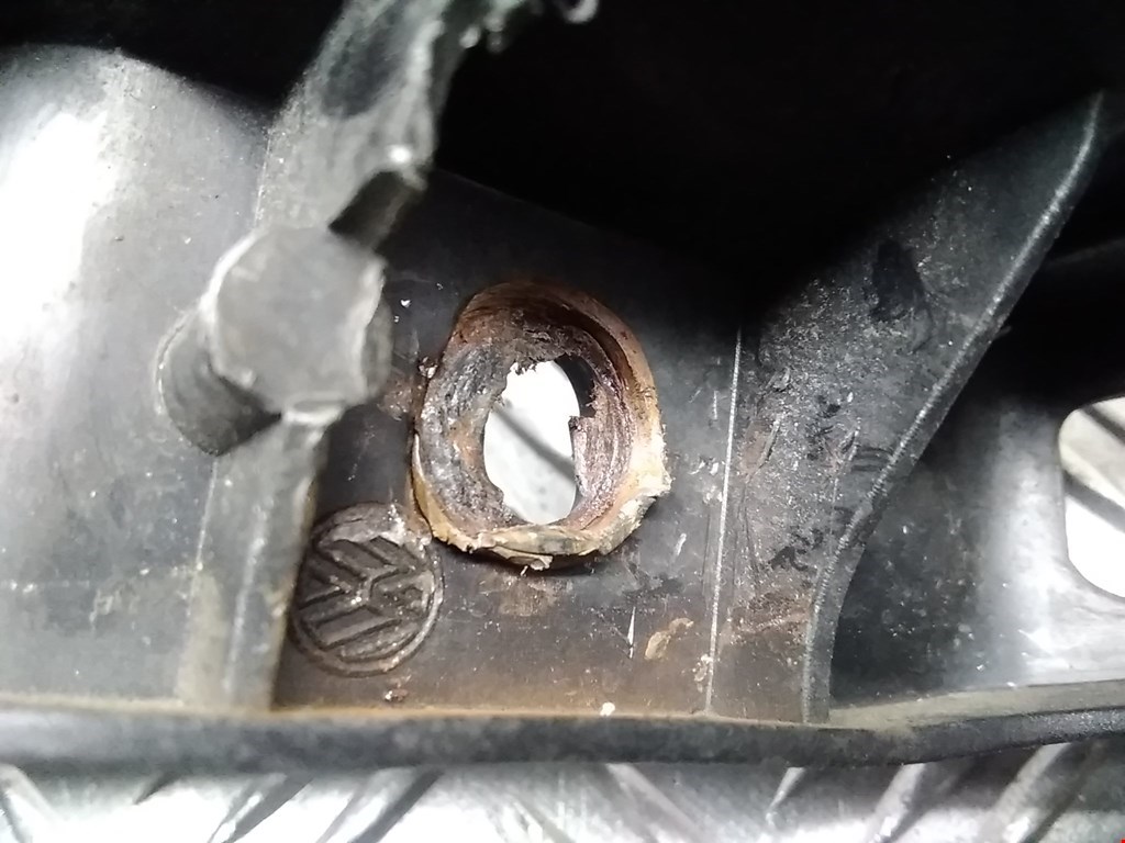 Кронштейн переднего бампера правый VOLKSWAGEN Passat B6 2005-2011