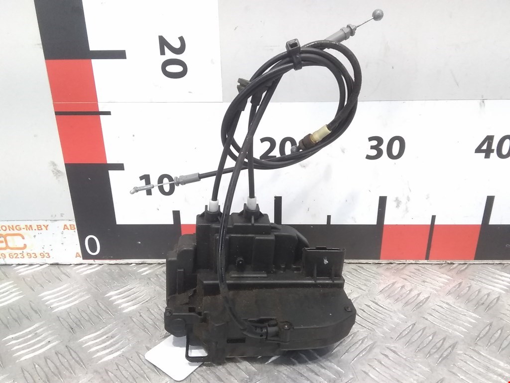 Замок двери задней правой INFINITI QX56/QX80 2004-2010