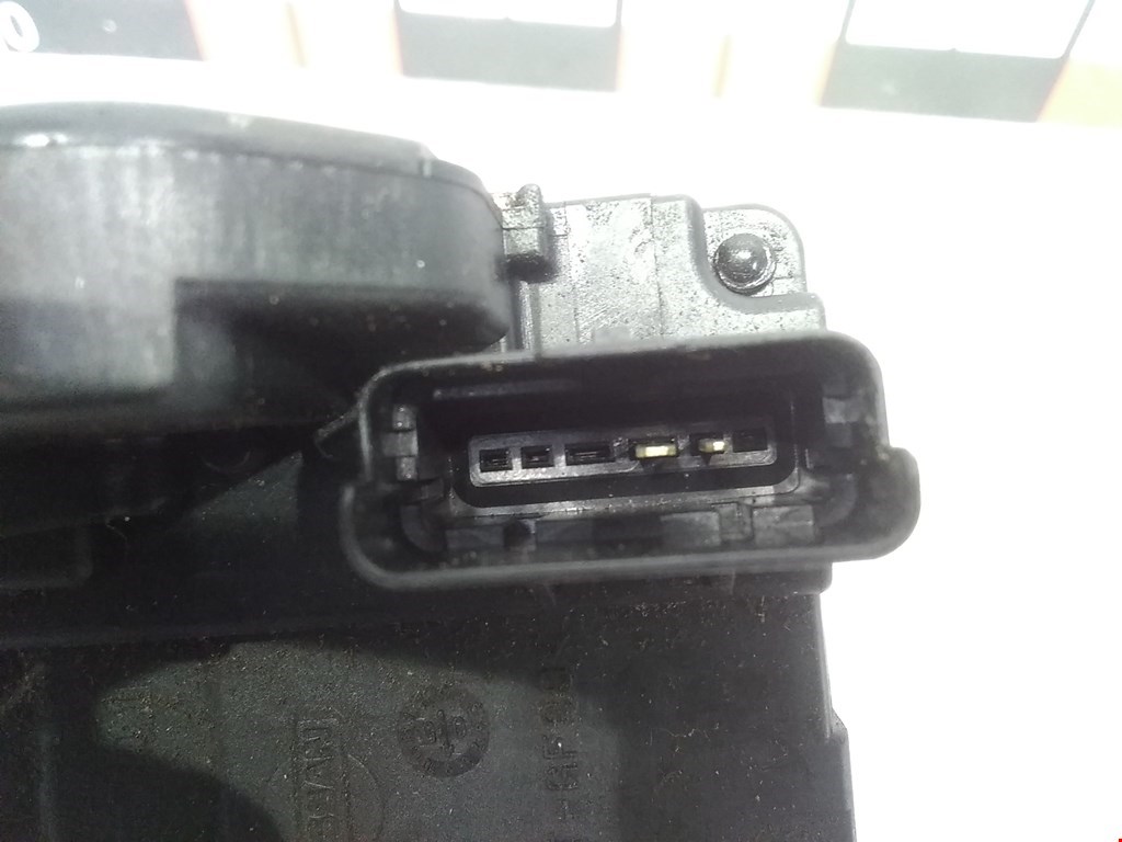 Замок двери задней правой INFINITI QX56/QX80 2004-2010