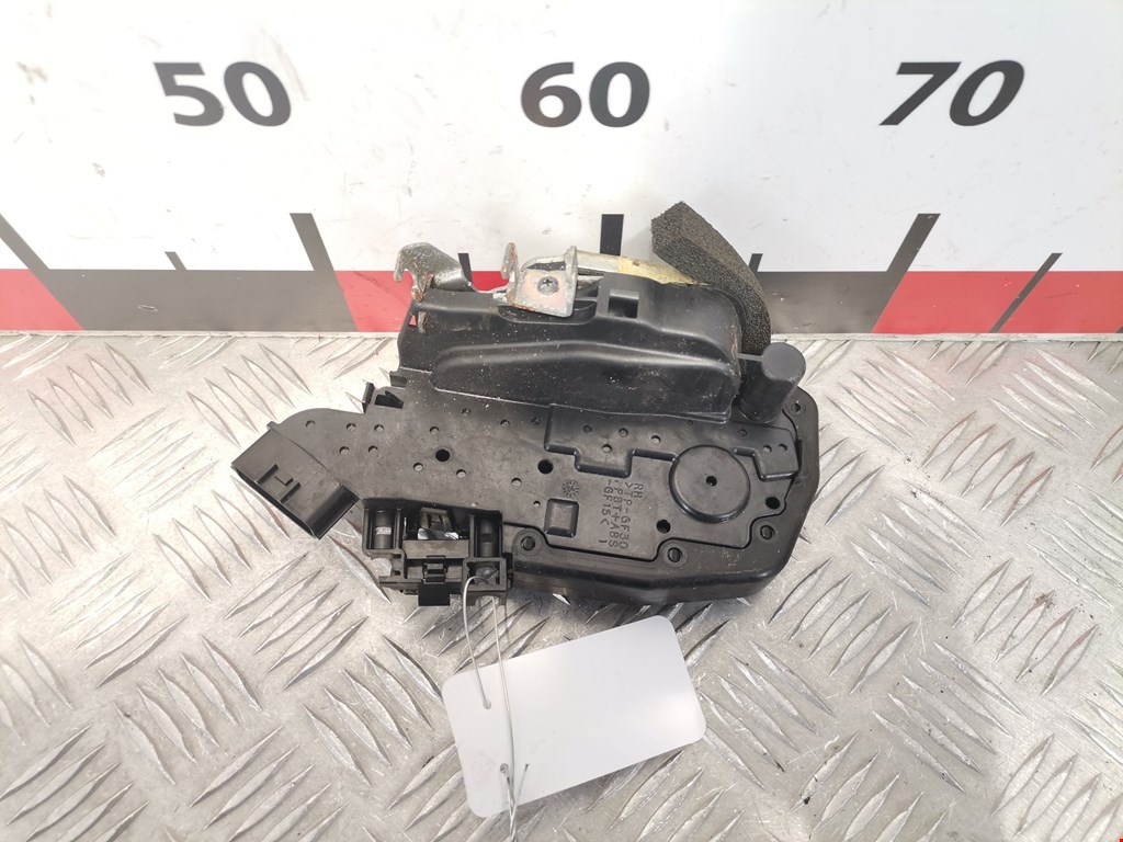 Замок двери задней правой INFINITI QX56/QX80 2004-2010