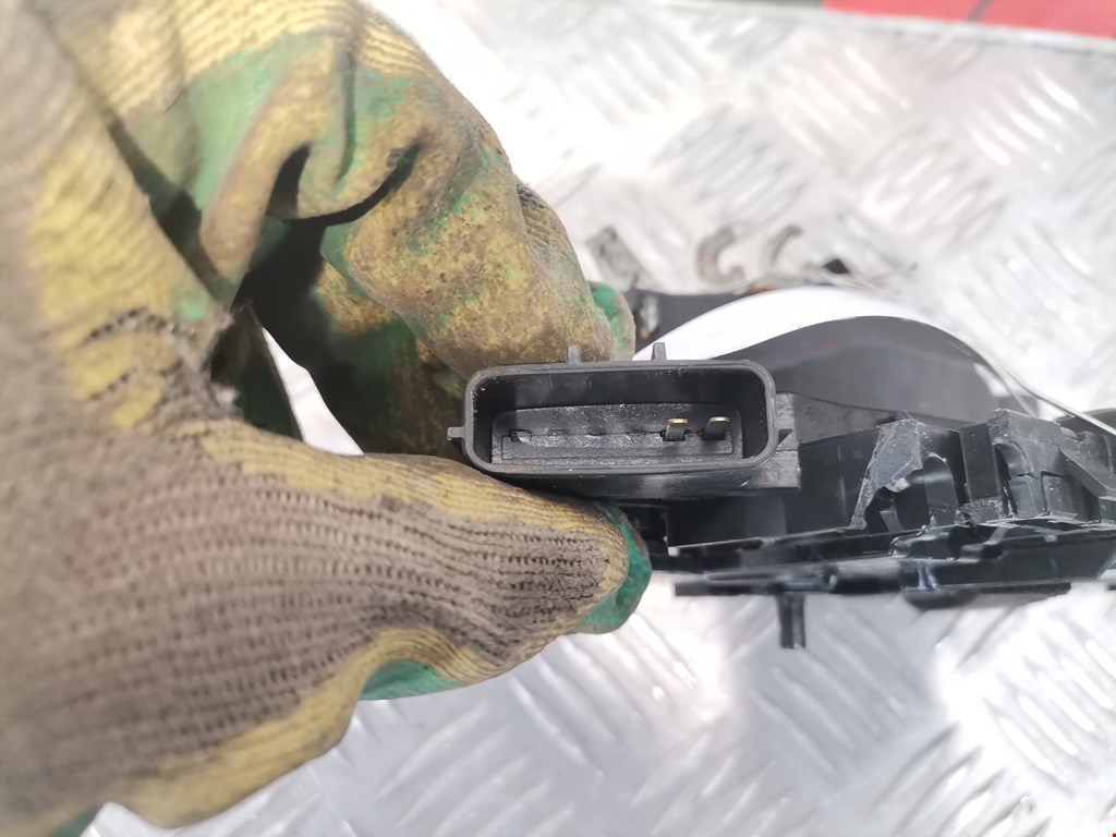 Замок двери задней правой INFINITI QX56/QX80 2004-2010