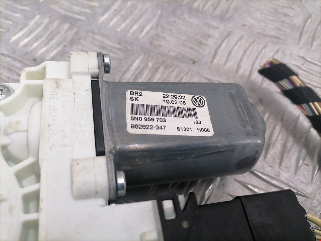 Стеклоподъемник задний левый VOLKSWAGEN Tiguan 2007-2016