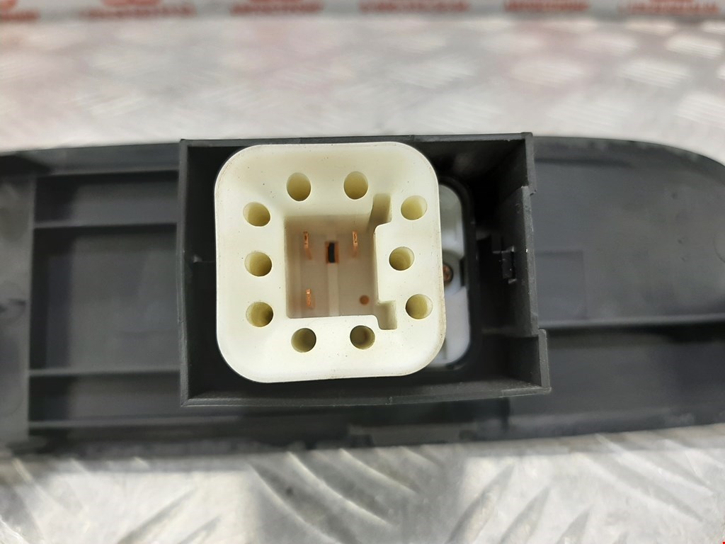 Кнопка стеклоподъемника MITSUBISHI Space Wagon N8,N9 1998-2004