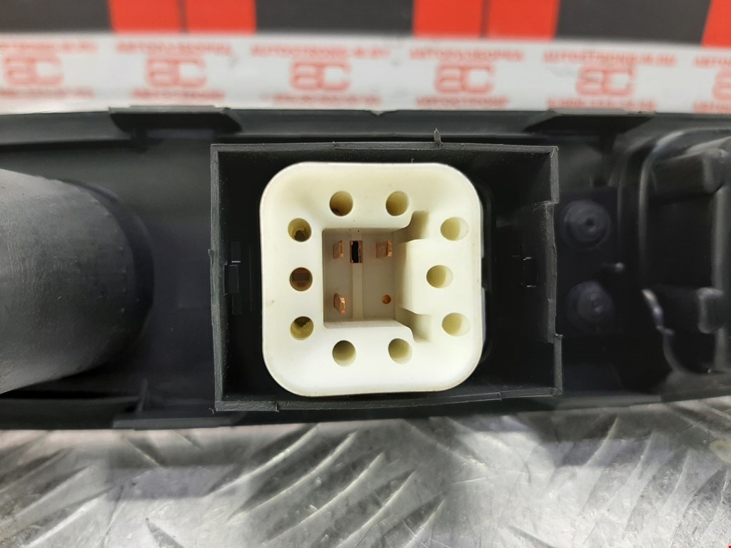 Кнопка стеклоподъемника MITSUBISHI Space Wagon N8,N9 1998-2004