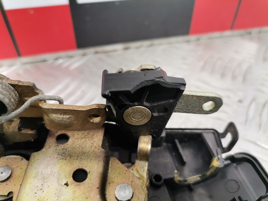 Замок двери задней левой VOLKSWAGEN Polo III 1994-2001