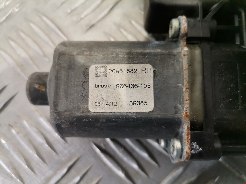 Стеклоподъемник передний правый OPEL Astra J 2009-2017