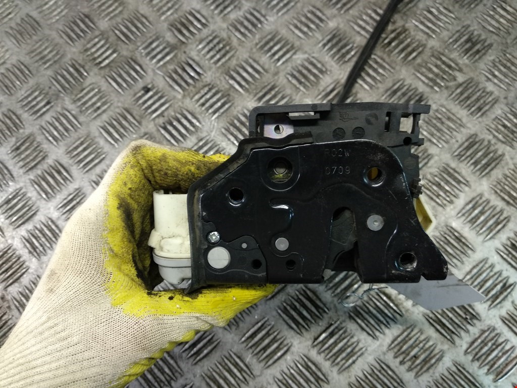 Замок двери передней правой SKODA Superb 2008-2015