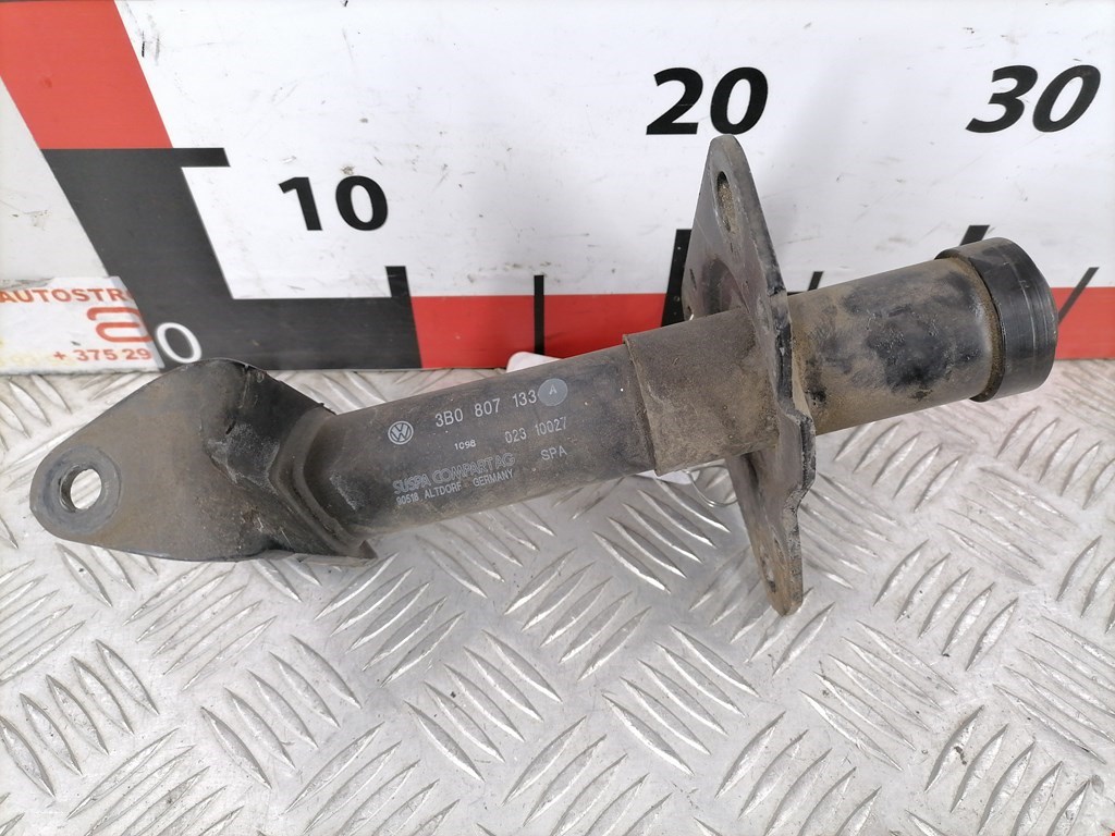 Отбойник бампера передний левый Volkswagen Passat 5 (1996-2000)