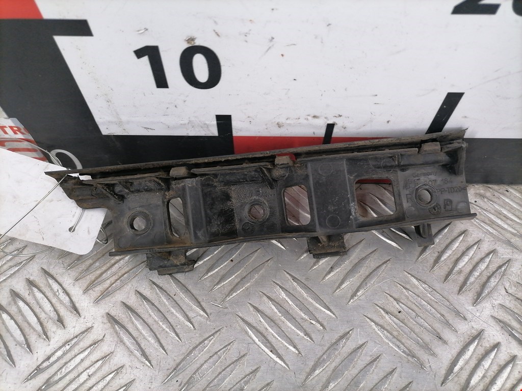 Кронштейн переднего бампера правый VOLKSWAGEN Passat B6 2005-2011