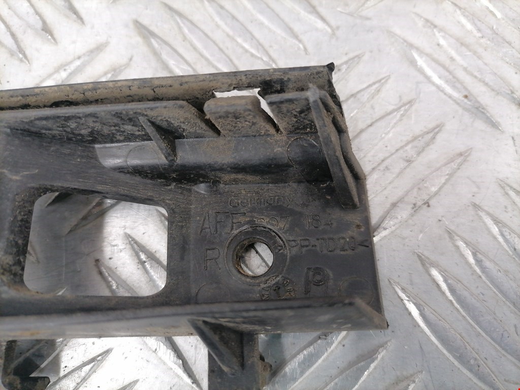 Кронштейн переднего бампера правый VOLKSWAGEN Passat B6 2005-2011