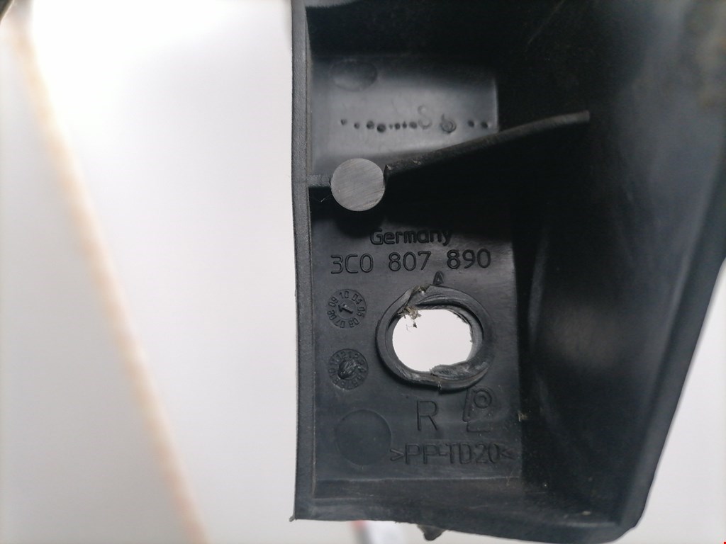 Кронштейн переднего бампера правый VOLKSWAGEN Passat B6 2005-2011