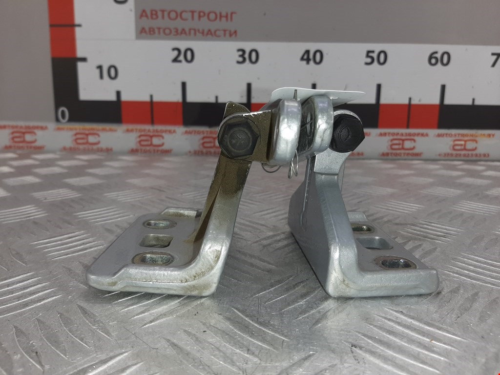 Петля двери задней правой Mercedes CLS-Class (W219) (2004-2010)