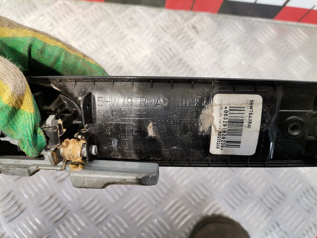 Ручка двери передней наружная правая JEEP Grand Cherokee WK 2004-2010