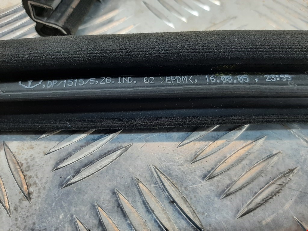 Уплотнитель двери MERCEDES-BENZ CLS-Class C219 2004-2010