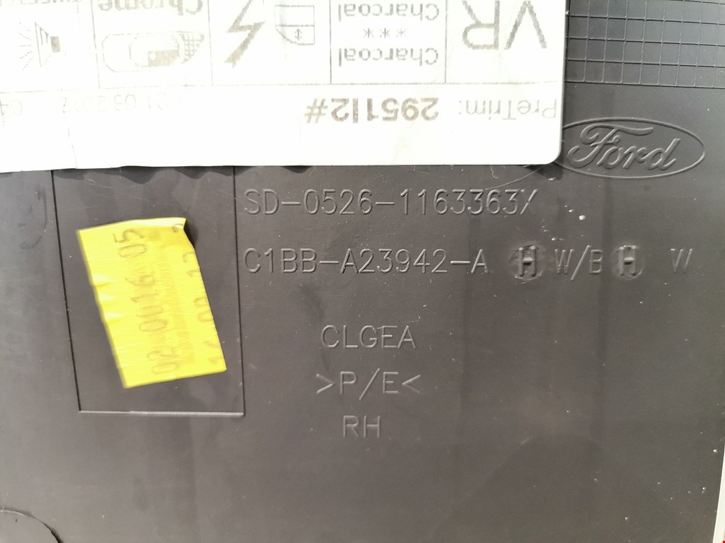 Обшивка двери передняя правая FORD Fiesta 2008-2012