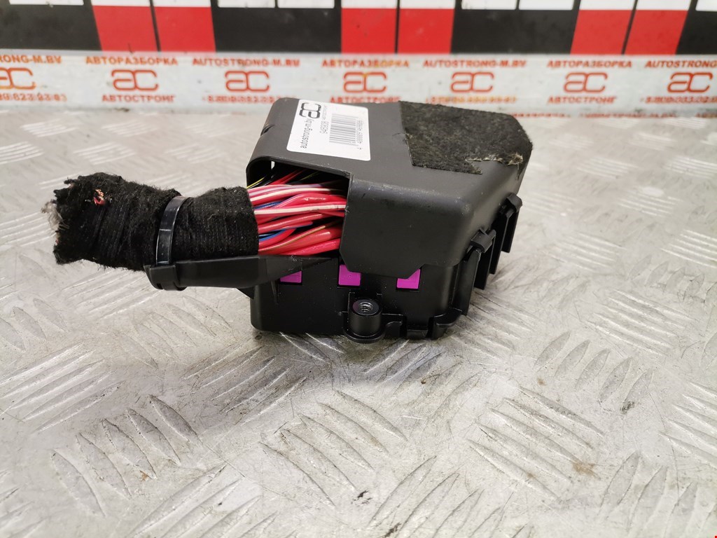 Датчик уровня в бачок омывателя AUDI A8 D3 2003-2010