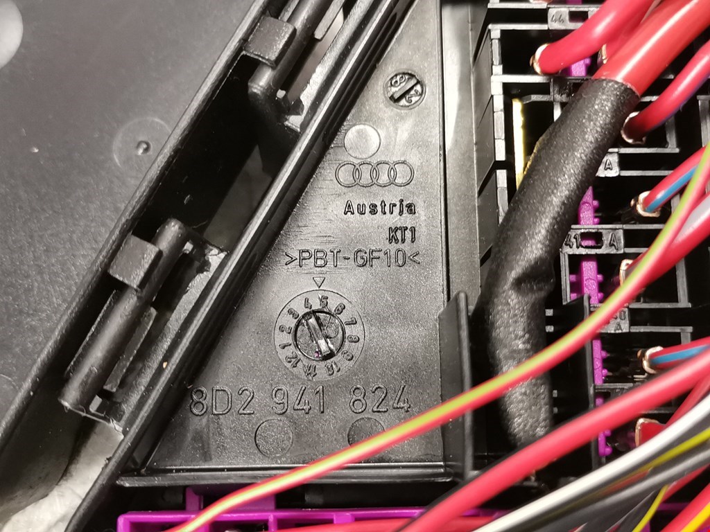 Датчик уровня в бачок омывателя AUDI A8 D3 2003-2010