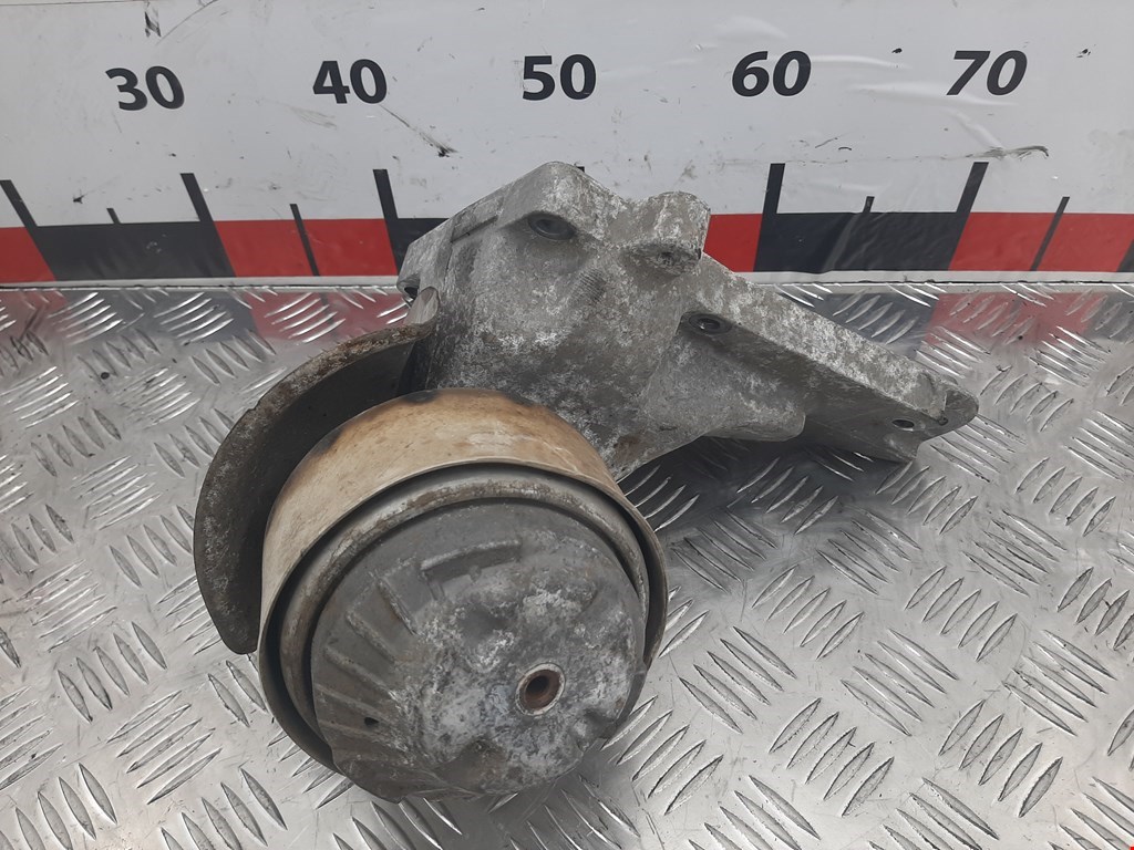 Кронштейн (крепление лапа) двигателя Mercedes CLS-Class (W219) (2004-2010)