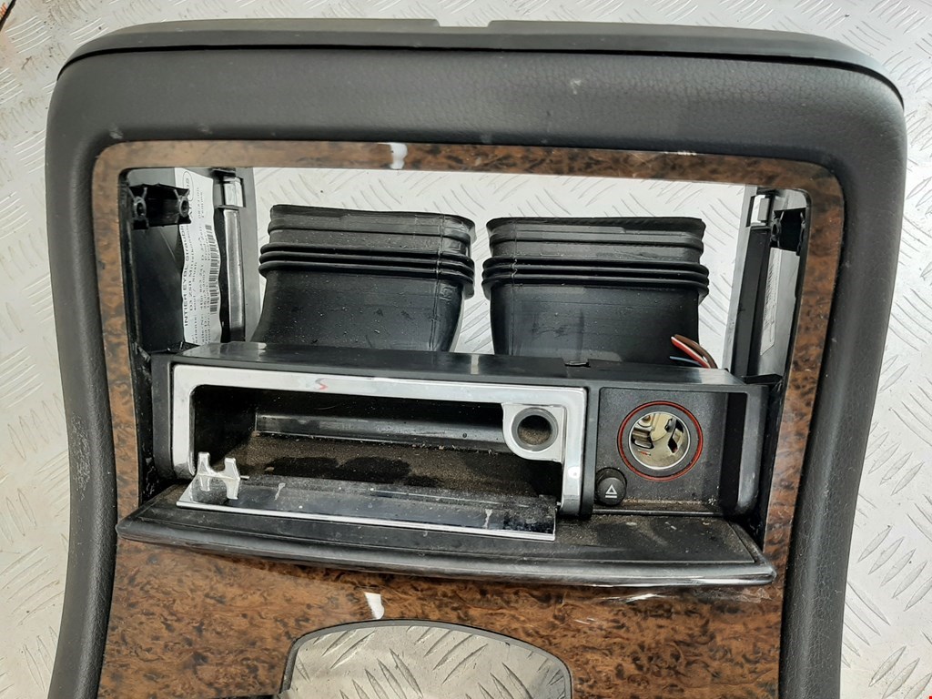 Консоль AUDI A8 D3 2003-2010