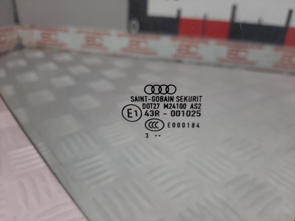 Стекло двери переднее правое AUDI A4 B6 2001-2005