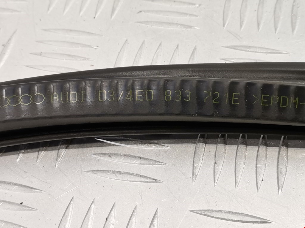 Уплотнитель двери AUDI A8 D3 2003-2010