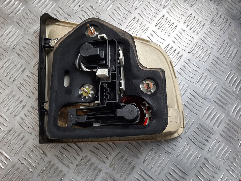 Фонарь задний внутренний правый VOLKSWAGEN Touareg 2002-2010