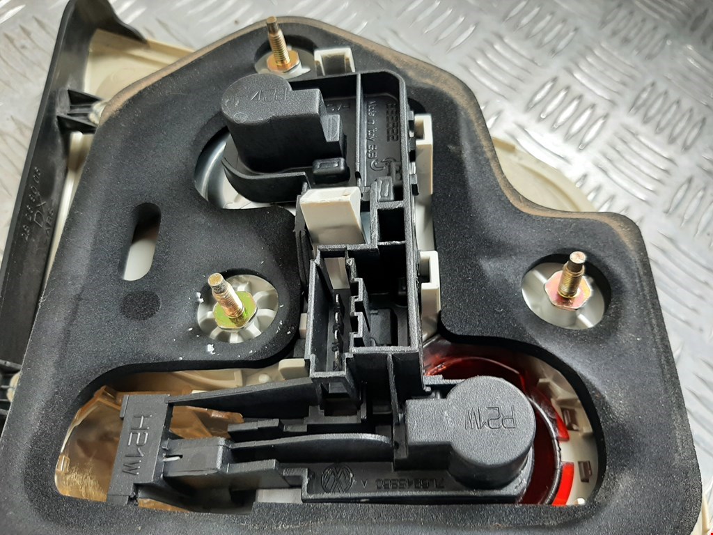 Фонарь задний внутренний правый VOLKSWAGEN Touareg 2002-2010