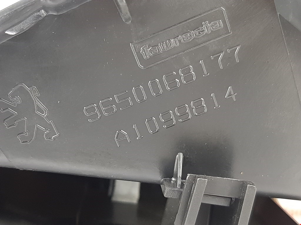 Дефлектор воздушный PEUGEOT 207 2006-2015