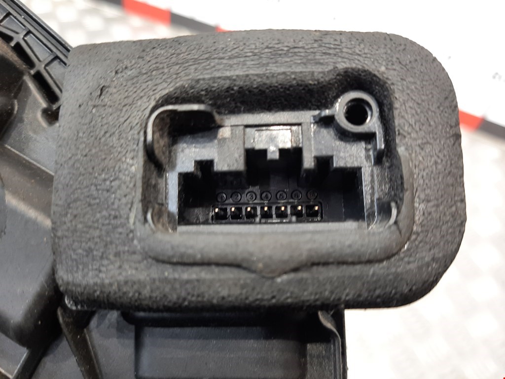 Замок двери передней правой SEAT Toledo 2012-2019