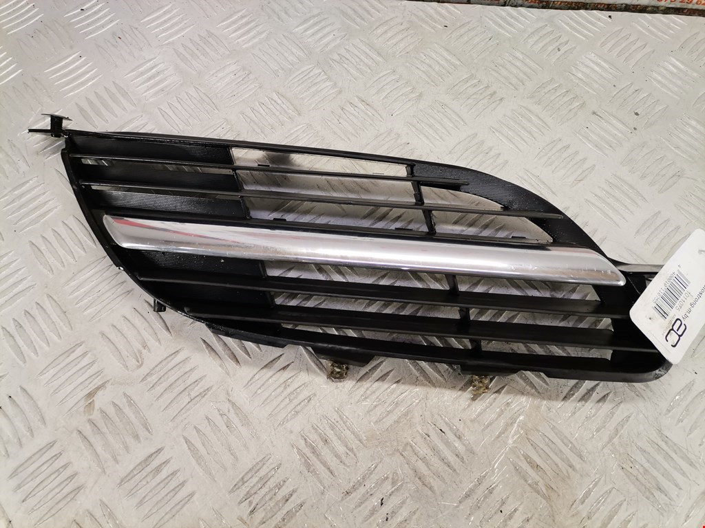 Решетка радиатора NISSAN Almera Tino 2000-2006