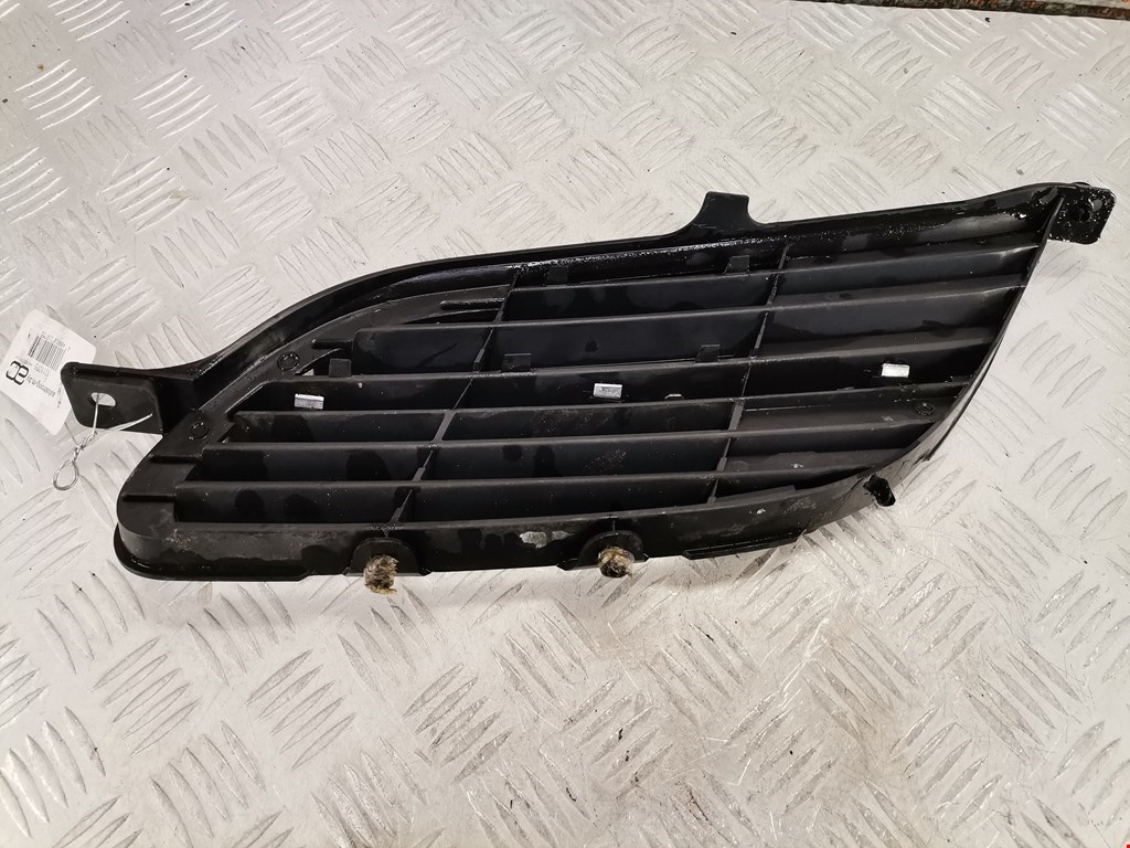 Решетка радиатора NISSAN Almera Tino 2000-2006