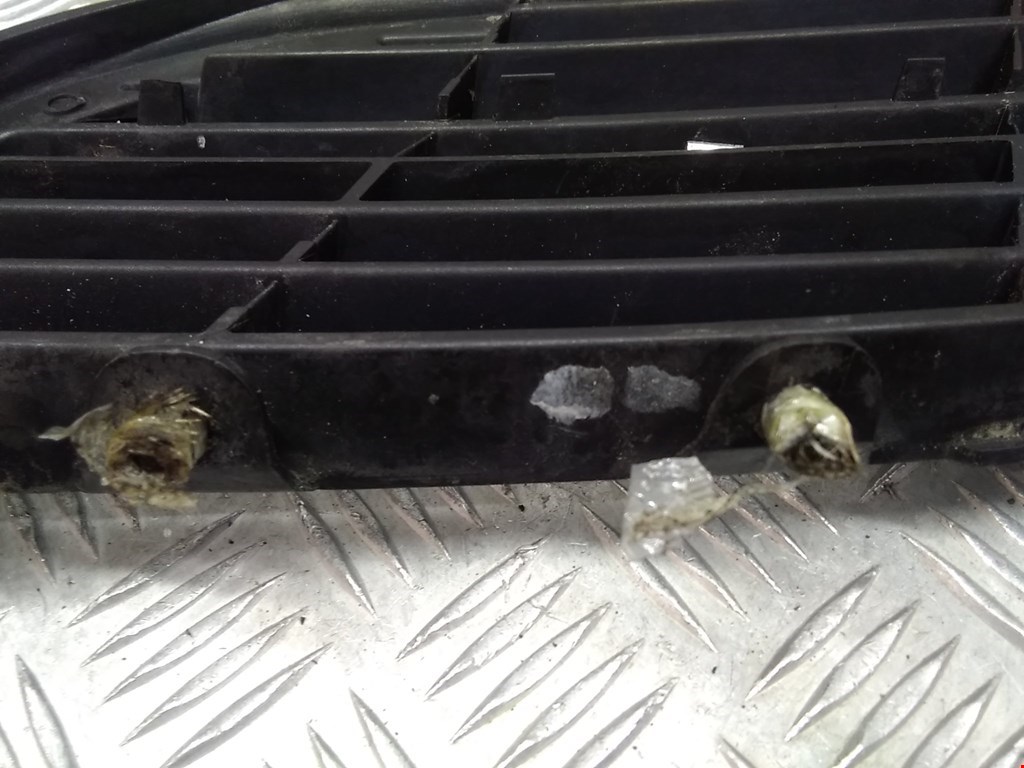 Решетка радиатора NISSAN Almera Tino 2000-2006