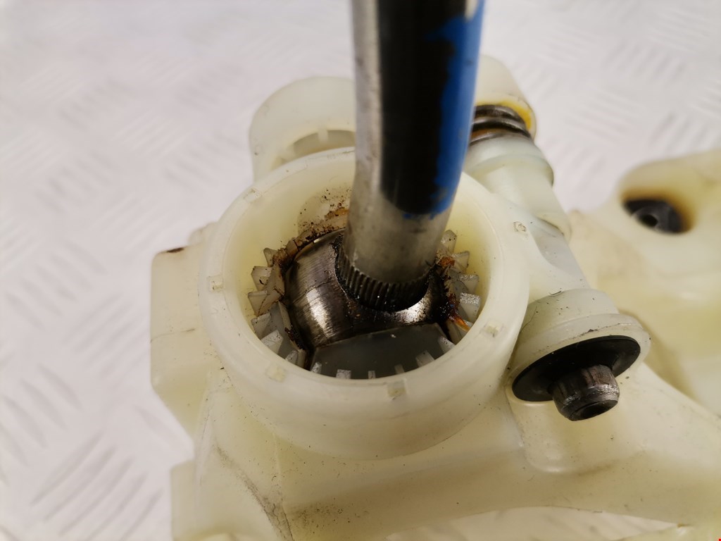 Кулиса (селектор) АКПП/МКПП в салоне TOYOTA Yaris Verso 1999-2006