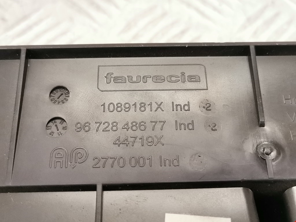 Дефлектор воздушный PEUGEOT 208 2012-2019