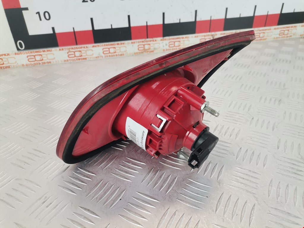 Фонарь задний внутренний левый VOLKSWAGEN Passat B6 2005-2011