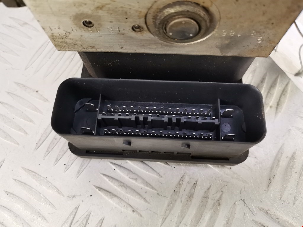 Блок ABS (насос) MITSUBISHI Outlander XL 2006-2012