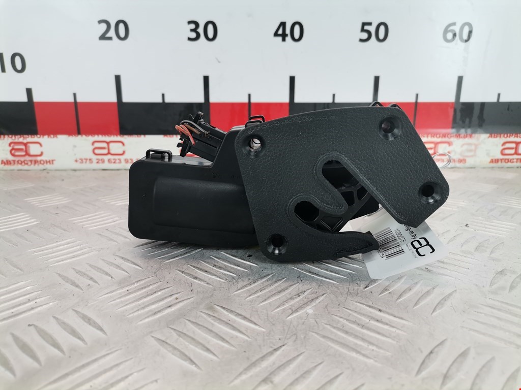 Замок багажника (крышки двери) SKODA Superb 2008-2015