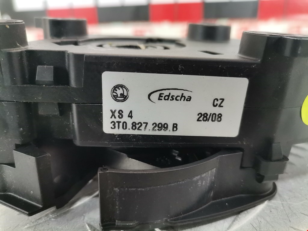 Замок багажника (крышки двери) SKODA Superb 2008-2015