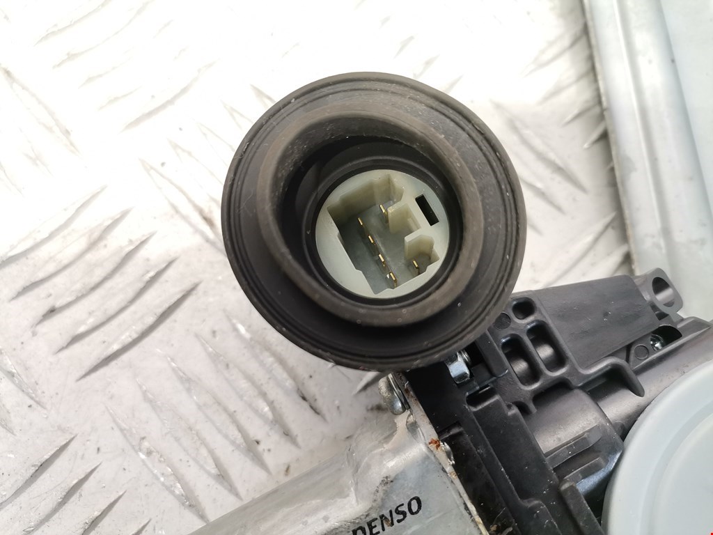 Стеклоподъемник задний правый TOYOTA Auris E150 2006-2012