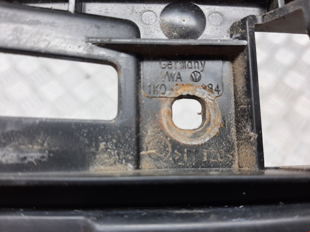 Кронштейн переднего бампера правый VOLKSWAGEN Golf V 2003-2009