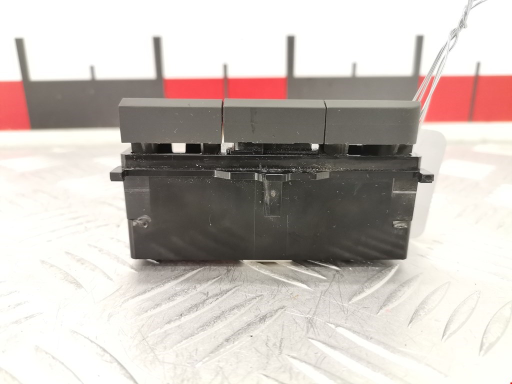 Кнопка антипробуксовочной системы AUDI A3 8P 2003-2013