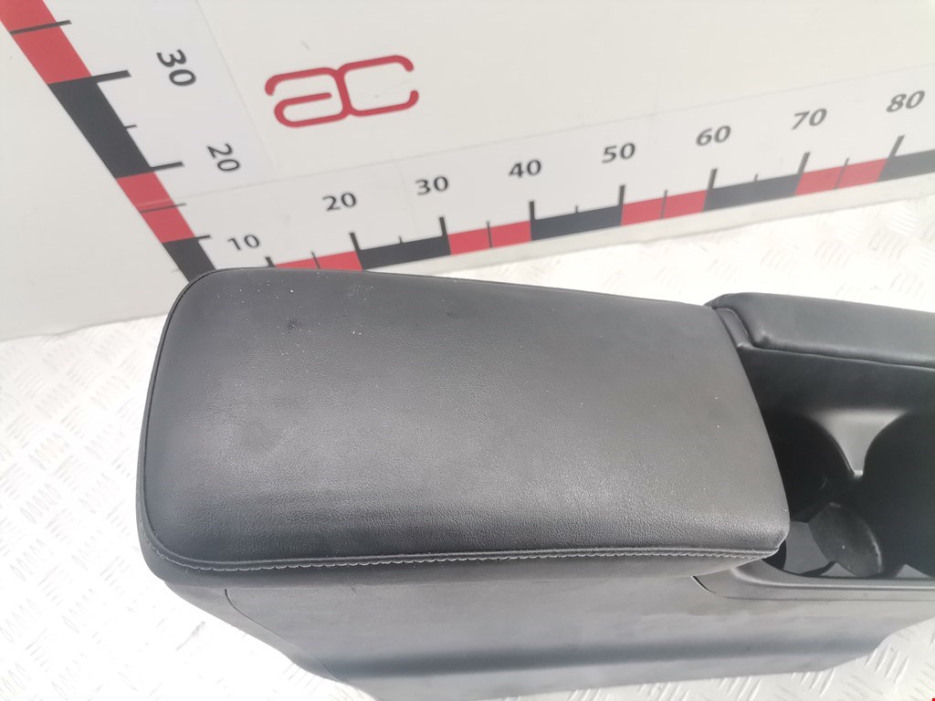 Подлокотник в салон LEXUS CT 2010-2018