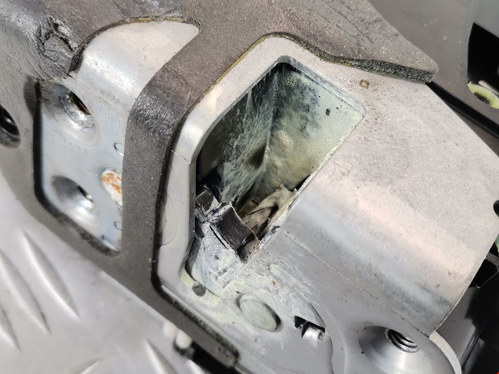 Замок двери задней левой FORD Fiesta 2008-2012